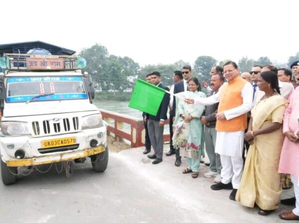 मुख्यमंत्री धामी ने 6 मोबाइल टॉयलेट वैन को फ्लैग ऑफ कर किया रवाना