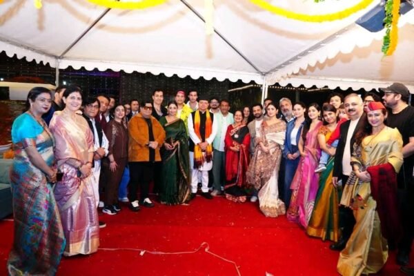 लोक पर्व इगास के शुभ अवसर पर कलाकारों ने मुख्यमंत्री धामी से की मुलाकात