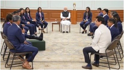 प्रधानमंत्री मोदी  ने चैंपियन टीम से की मुलाकात