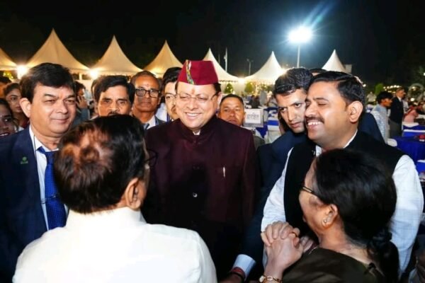 मुख्यमंत्री धामी ने किया मुख्यमंत्री आवास में प्रवासी उत्तराखंडी अतिथियों का आत्मीय स्वागत