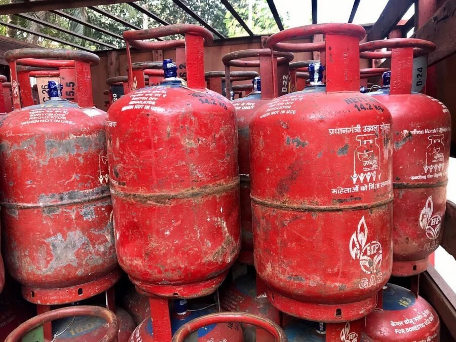 एलपीजी गैस की कालाबाजारी पर प्रशासन की सख्ती, 15 सिलेंडर जब्त; 415 औचक निरीक्षण