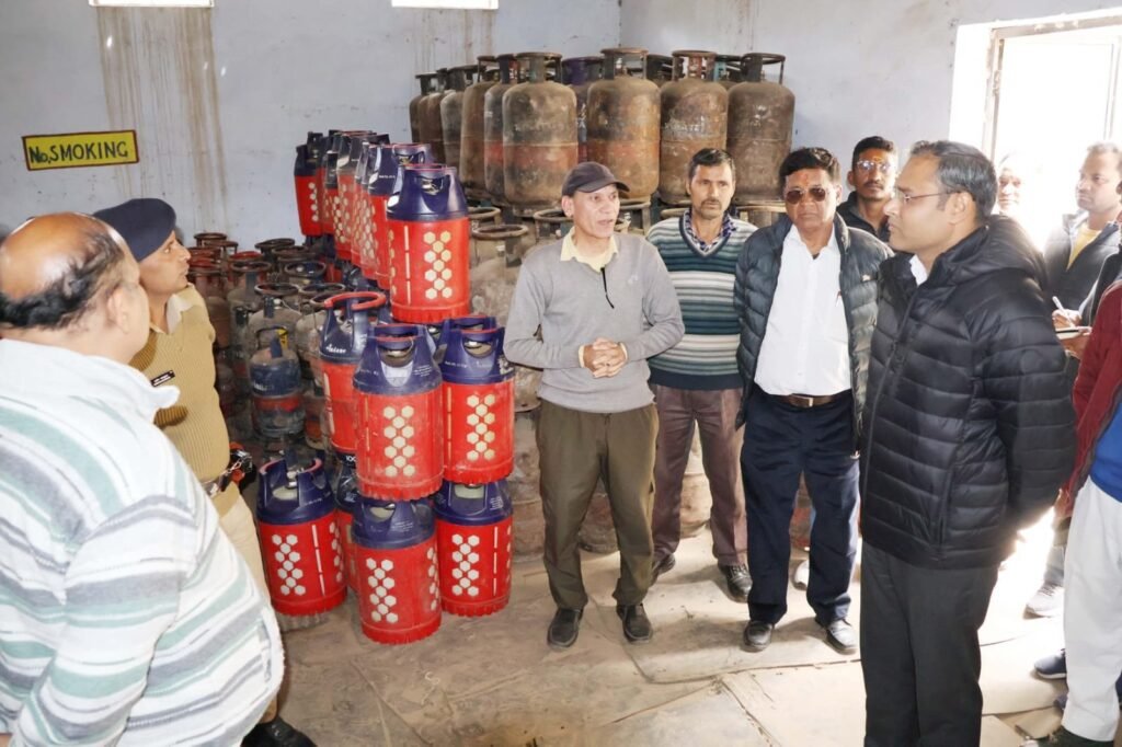चमोली में डीएम गौरव कुमार का गैस एजेंसियों पर औचक निरीक्षण, कहा – अफवाहों से बचें, पैनिक बुकिंग न करें