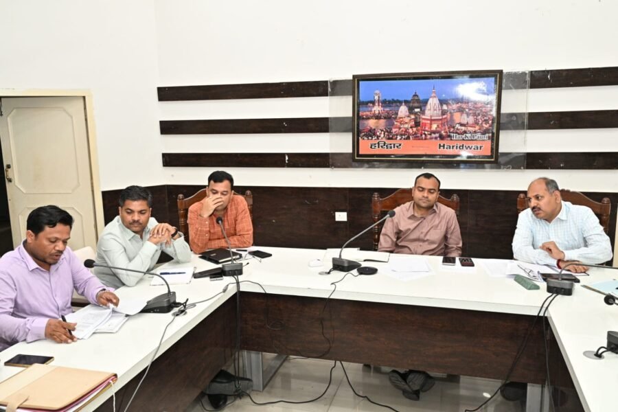 डीएम मयूर दीक्षित ने एलपीजी गैस आपूर्ति को लेकर की समीक्षा बैठक, सभी गैस एजेंसियों पर नोडल अधिकारी नामित कर निगरानी रखने के दिए निर्देश