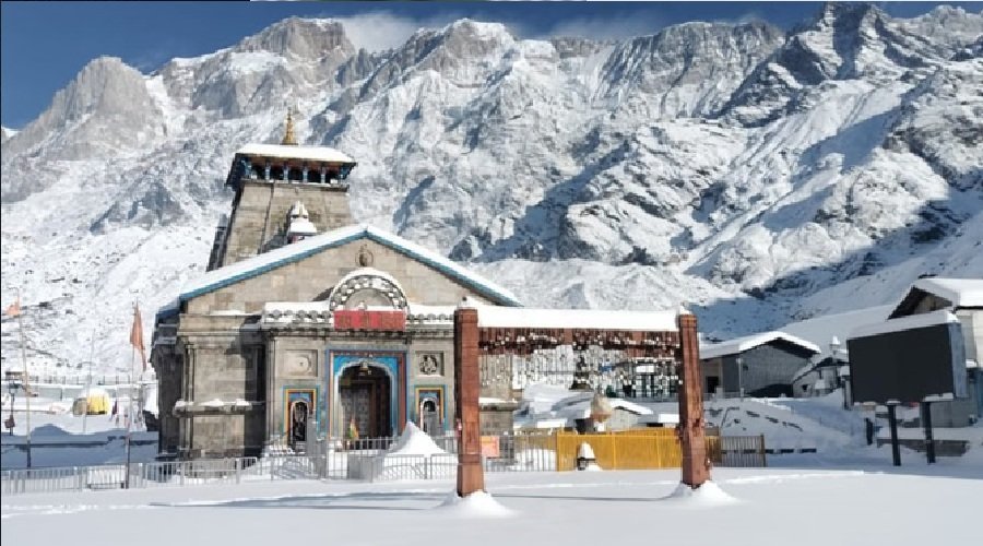 केदारनाथ धाम में 20 घंटों से बर्फबारी, यात्रा तैयारियों पर असर, प्रशासन अलर्ट