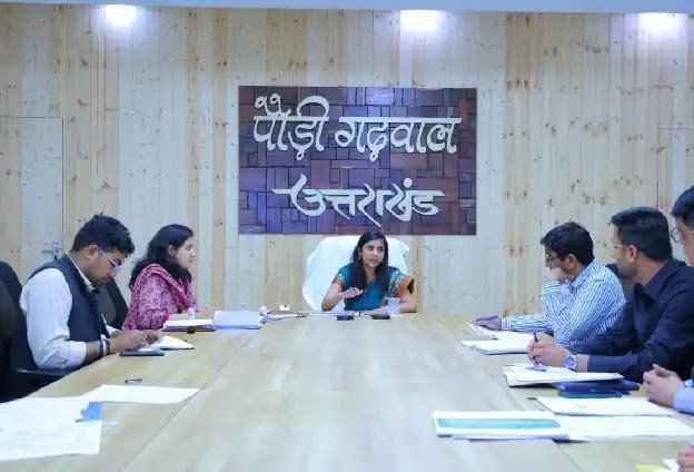 सड़क सुरक्षा में लापरवाही बर्दाश्त नहीं, सभी विभाग समन्वय के साथ करें कार्य – डीएम स्वाति एस. भदौरिया