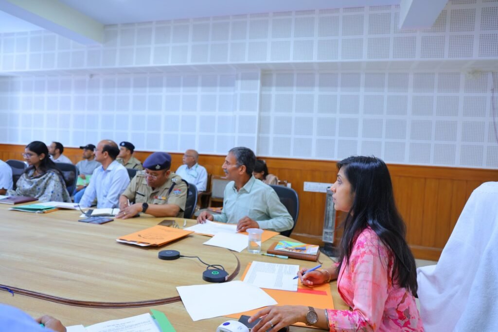 डीएम स्वाति एस. भदौरिया ने उद्योगों की समस्याओं के त्वरित समाधान के दिए निर्देश, बायर-सेलर मीट और मार्केटिंग सेल बनाने की पहल
