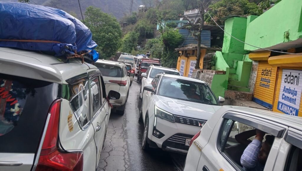 कर्णप्रयाग में जाम से यात्रियों की बढ़ी परेशानी, हाईवे पर वाहनों की लंबी कतारें