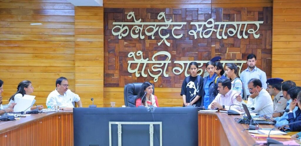 जनता मिलन में पहुंचीं 26 शिकायतें, डीएम स्वाति एस. भदौरिया ने अधिकांश का मौके पर कराया निस्तारण