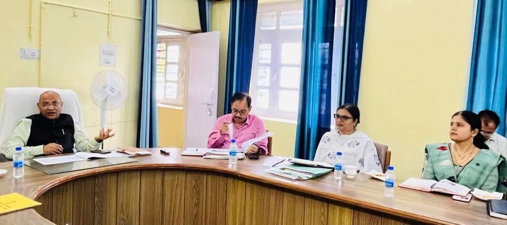पौड़ी गढ़वाल: मंडलीय समीक्षा बैठक में आयुक्त ने योजनाओं के समयबद्ध क्रियान्वयन के दिए निर्देश