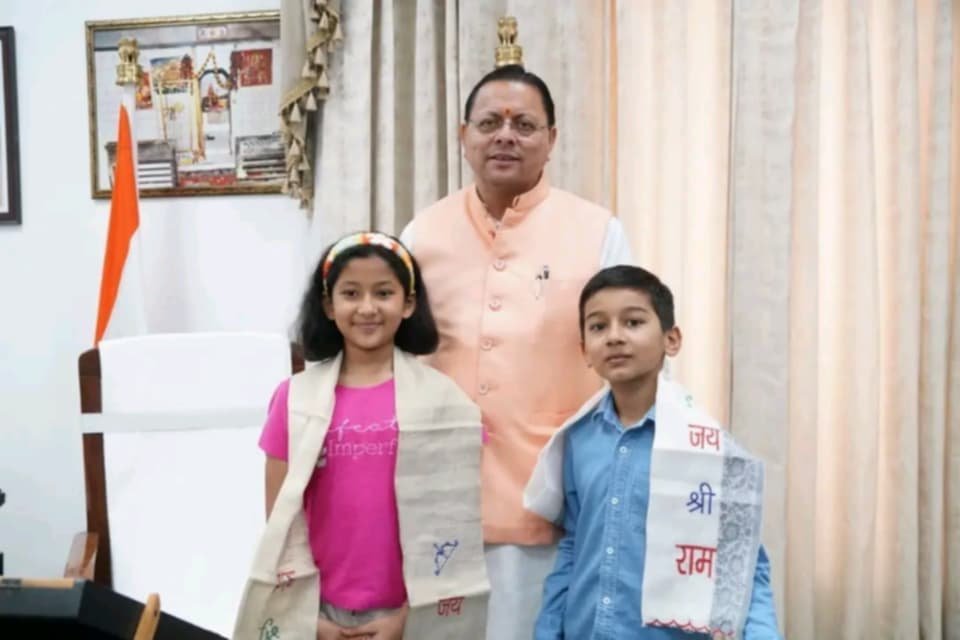 CM धामी से मिले माउंट किलिमंजारो फतह करने वाले नन्हे पर्वतारोही रियांश और प्रिशा
