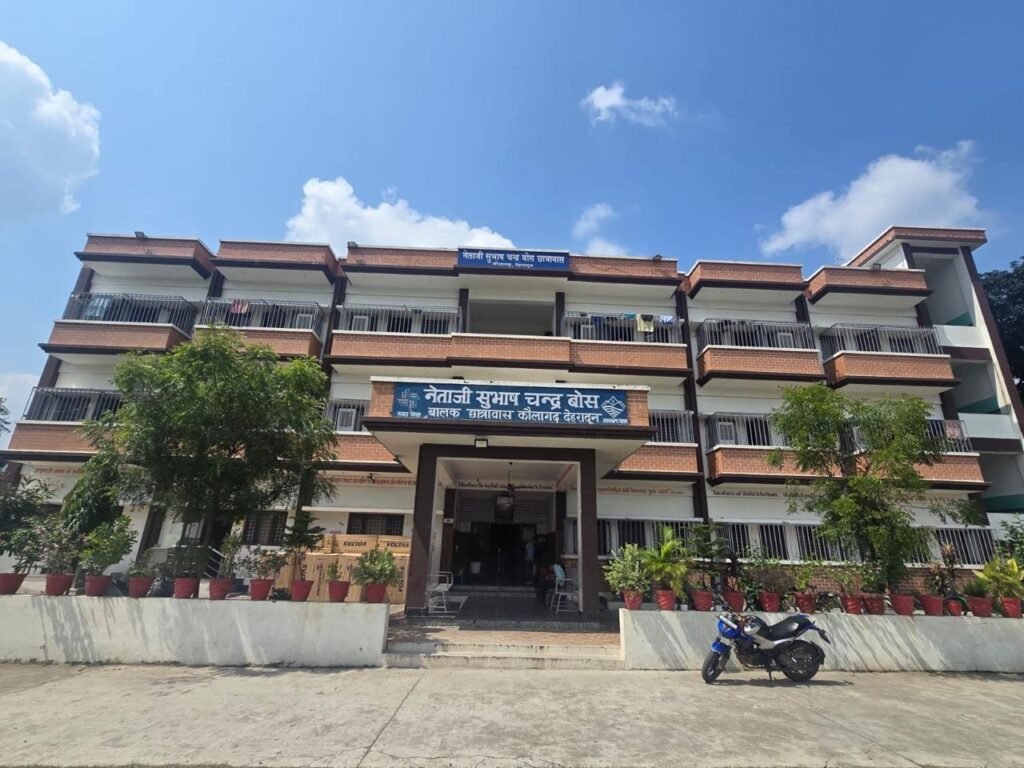 छत पर सौर ऊर्जा, कमरों में ठंडी हवा और बच्चों के सपनों को नई उड़ान, धामी सरकार की पहल से जरूरतमंद बच्चों के लिए संवर रहा सुरक्षित आशियाना